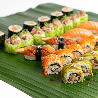 Набор из 4 порций суши и 4 порций роллов в Under the sea по цене 3990 ₽