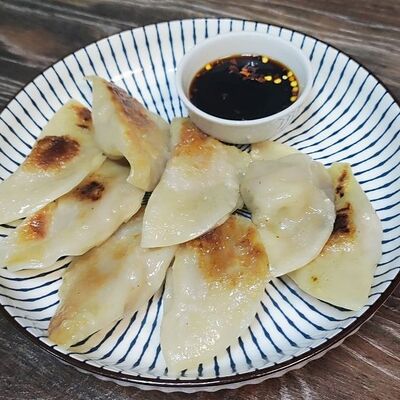 Гедза со свининой и японским соусом в Изуми по цене 545 ₽