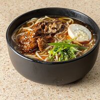 Шою рамен с томленой говядинойв Wok & Box