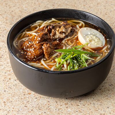 Шою рамен с томленой говядинойв Wok & Box по цене 649 ₽