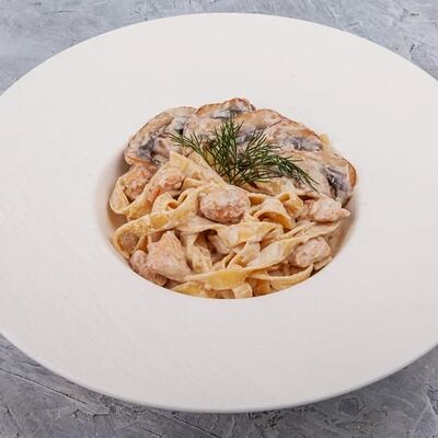 Фетучини с курицей и грибами в Наше место по цене 590 ₽