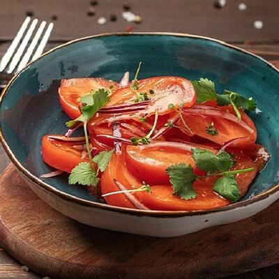 Салат с томатами и красным луком в Седло по цене 455 ₽