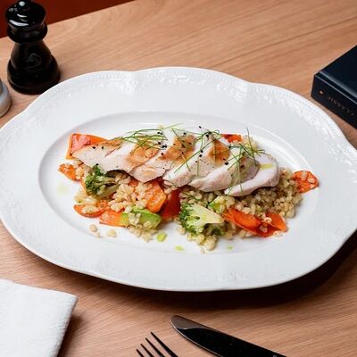 Куриная грудка с булгуром и овощами в Болконский по цене 828 ₽