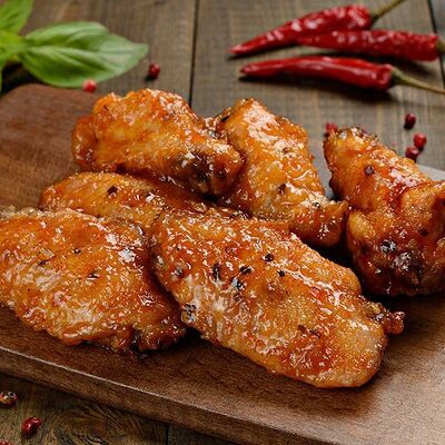 Фирменные крылья от шефа в рассоле с соусом BBQв Хинкали от Гуся по цене 320 ₽