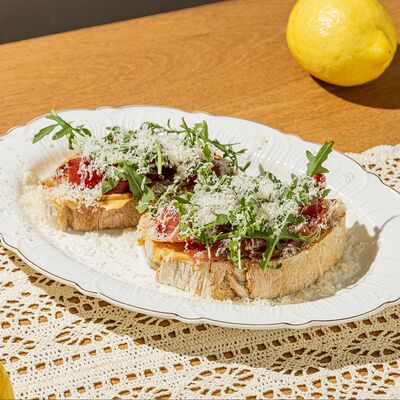 Брускетта с пармой, рукколой и пармезаном в Airy restaurant по цене 750 ₽