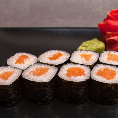 Ролл с лососем в Марк Твен по цене 150 ₽