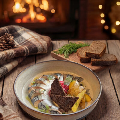 Скумбрия собственного посола с картофелем и лукомв ресторан 