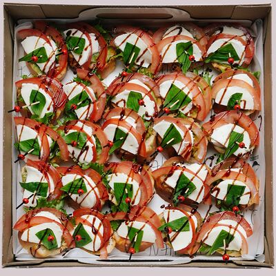 Моно-сет из брускетт Капрезе в Hotkitchen по цене 3500 ₽