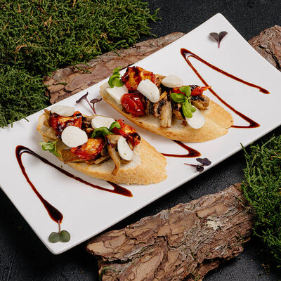 Брускетта с сыром, грибами и печеными томатами в Реконструкция по цене 340 ₽