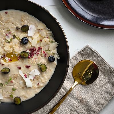 Овсяная каша Gluten free с сиропом топинамбура и ягодами на растительном молоке в Космонавт по цене 350 ₽