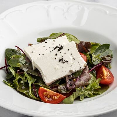 Салат с сыром Фета и томатами черри в Патис по цене 644 ₽