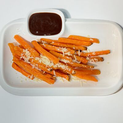 Батат из печи с пармезаном и низкоколорийным соусом барбекю в The art cafe по цене 375 ₽