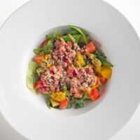 Салат с тартаром из тунцав Мидийное место
