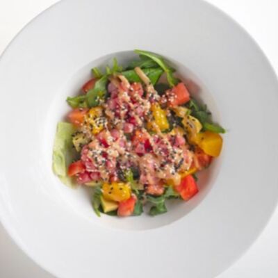 Салат с тартаром из тунцав Мидийное место по цене 935 ₽