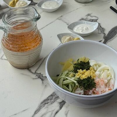 Окрошка с креветкой на пикантном айране в Семейное бистро Монти по цене 630 ₽