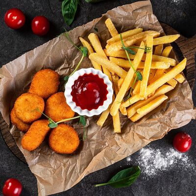 Наггетсы куриные с картофелем фри и соусом в Добрый Мерлин по цене 495 ₽