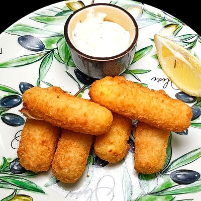 Жареная моцарелла в панировке с римским чесночным соусом в Tempo Della Pizza по цене 380 ₽