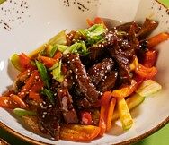 Говядина по-тайски с овощами в Тики Вики по цене 590 ₽