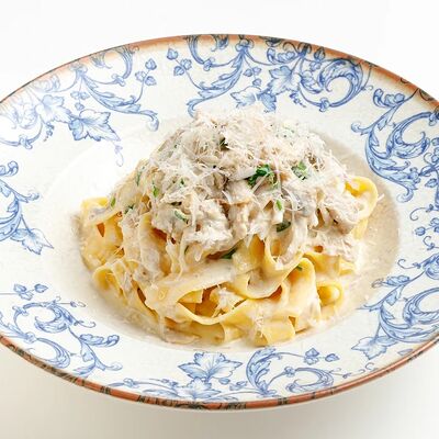 Феттуччине с кроликом и шампиньонами в сливочном соусе в Эй, Джованни! по цене 675 ₽