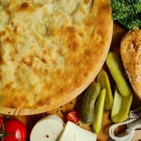 Осетинский пирог с копчёной курицей, сыром и огурцом в Осетинские пироги