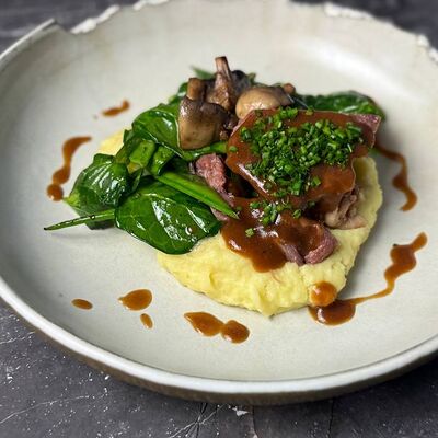 Говяжьи щечки с пюре из картофеля с хреном и грибами в Вино и булки по цене 1150 ₽