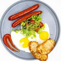 Завтрак с колбасками в Кафе Тепло