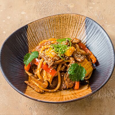 Вок с говядиной и японским удоном в Maneki по цене 620 ₽