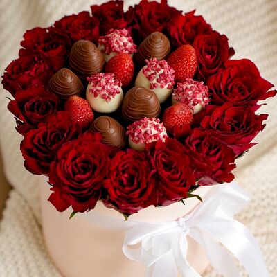 Шляпная коробка клубники в шоколаде и красными розами №5 в SOK - клубника в шоколаде по цене 5990 ₽