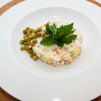 Салат Оливье с колбасой в Цезарь