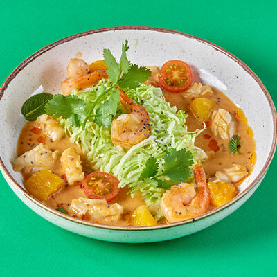 Салат с кальмарами и креветкой том ям в Шикари по цене 620