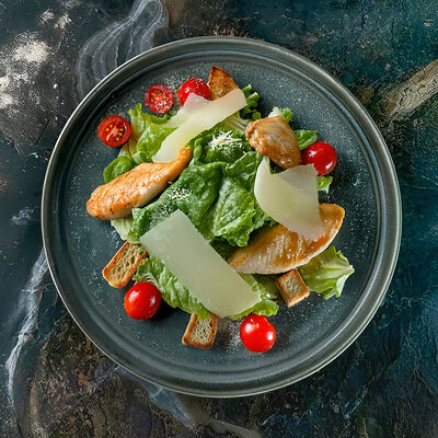 Цезарь с куриным филе в Mokka Lounge по цене 630 ₽