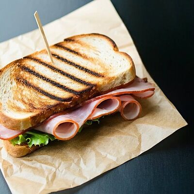 Сэндвич с ветчиной в Кайзер Кофе по цене 350 ₽