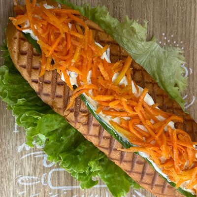 Хот-дог с корейской морковью в Вкус перекус по цене 160 ₽