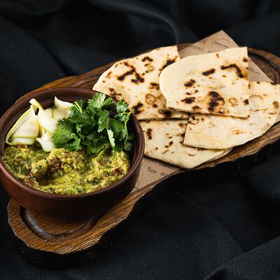 Намазка из кабачка и кинзы с лепешкой в Черная река по цене 370 ₽