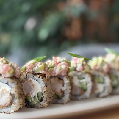 Сатоши ролл с тунцом и креветкойв Pellegrino по цене 825 ₽