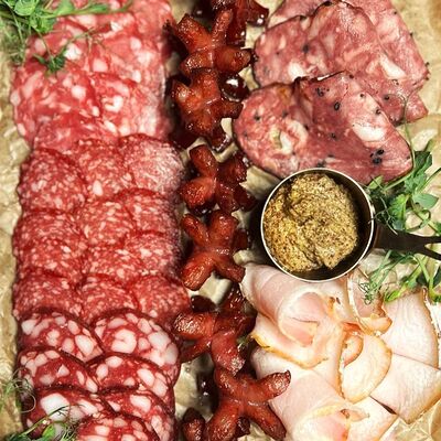 Большая доска, сервированная мясом в Kirova street по цене 870 ₽