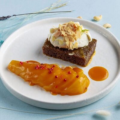 Пряничный бисквит с грушей в соусе манго и крем-чизом в Усадьба на дворянской по цене 770 ₽