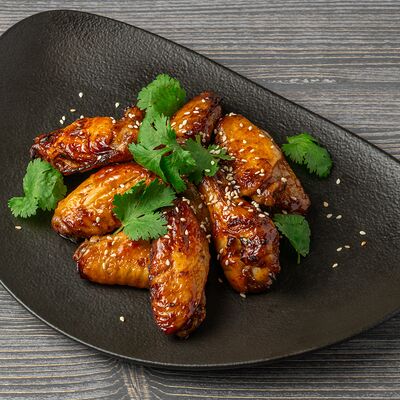 Куриные крылья в карамельном соусев Brasserie Kriek по цене 790 ₽
