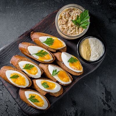Форшмак из сельди с бородинскими гренками и маринованным яйцом в Brasserie Lambic по цене 850 ₽