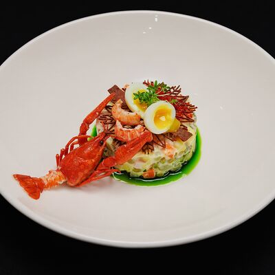 Оливье с раковыми шейками и домашним майонезом в Черная река по цене 740 ₽