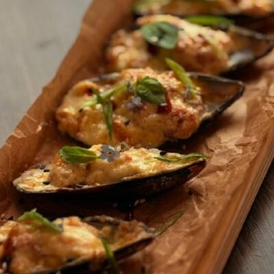 Запечённые мидии киви в Sterling гастро паб по цене 800 ₽