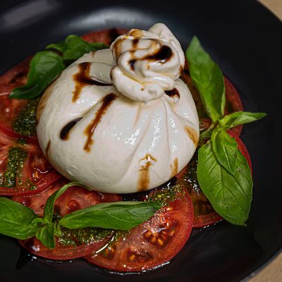 Буррата с узбекскими томатами в Fino по цене 620 ₽