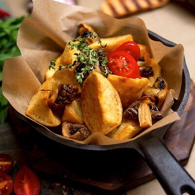 Жареный картофель с грибами в сковородочке в Meal me по цене 240 ₽