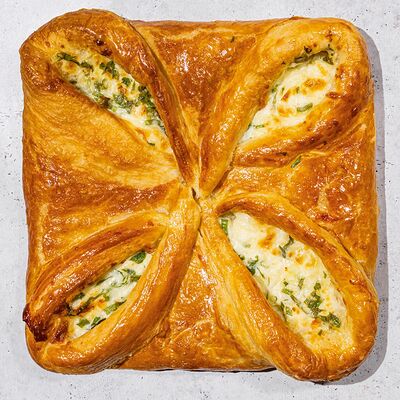 Хачапури с грузинскими сырами, зелёным луком и чесноком в Антрекот по цене 555 ₽