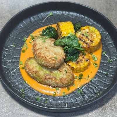 Котлеты из индейки с соусом из вяленых томатов и печеной кукурузой в Семейное кафе Дача по цене 965 ₽