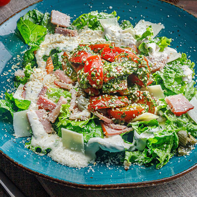 Салат Синьор Помидор под соусом Цезарь в Досытаевский по цене 430 ₽