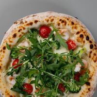 Пицца с руколой и креветками в Rocky Pizza