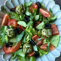 Греческий салат с творожным сыром и тыквенными семечками в О2 Lounge cafe