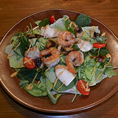 Салат Том ям с креветками в Леон по цене 550 ₽