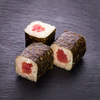 Ролл с тунцом в Цветение Сакуры по цене 460 ₽